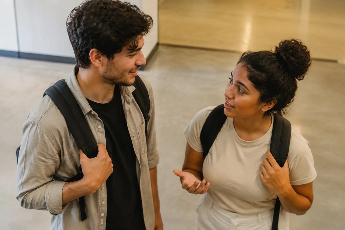 Equipe reunida em volta de folhas impressas com os pontos da reunião
